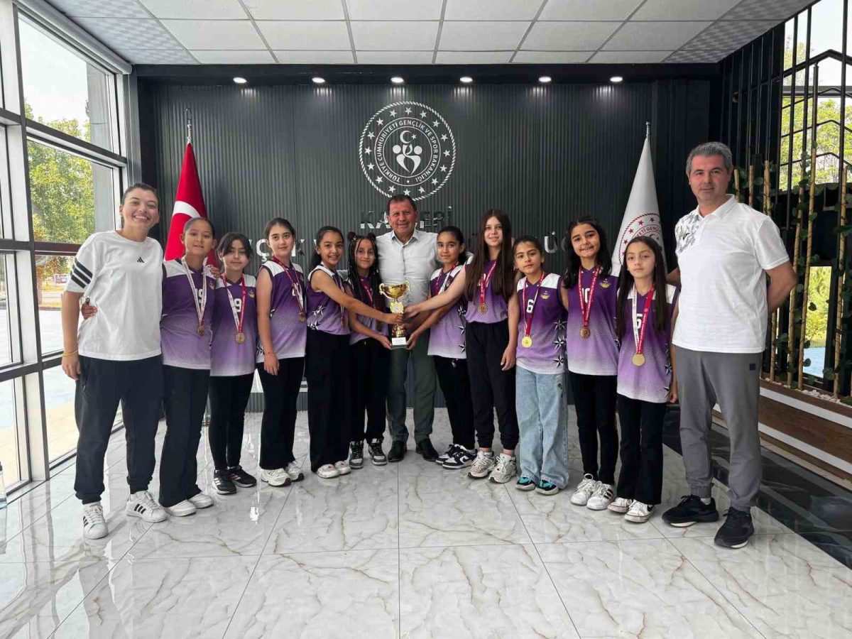 Kayseri şampiyonu sporculardan İl Müdürü Kabakcı’ya ziyaret