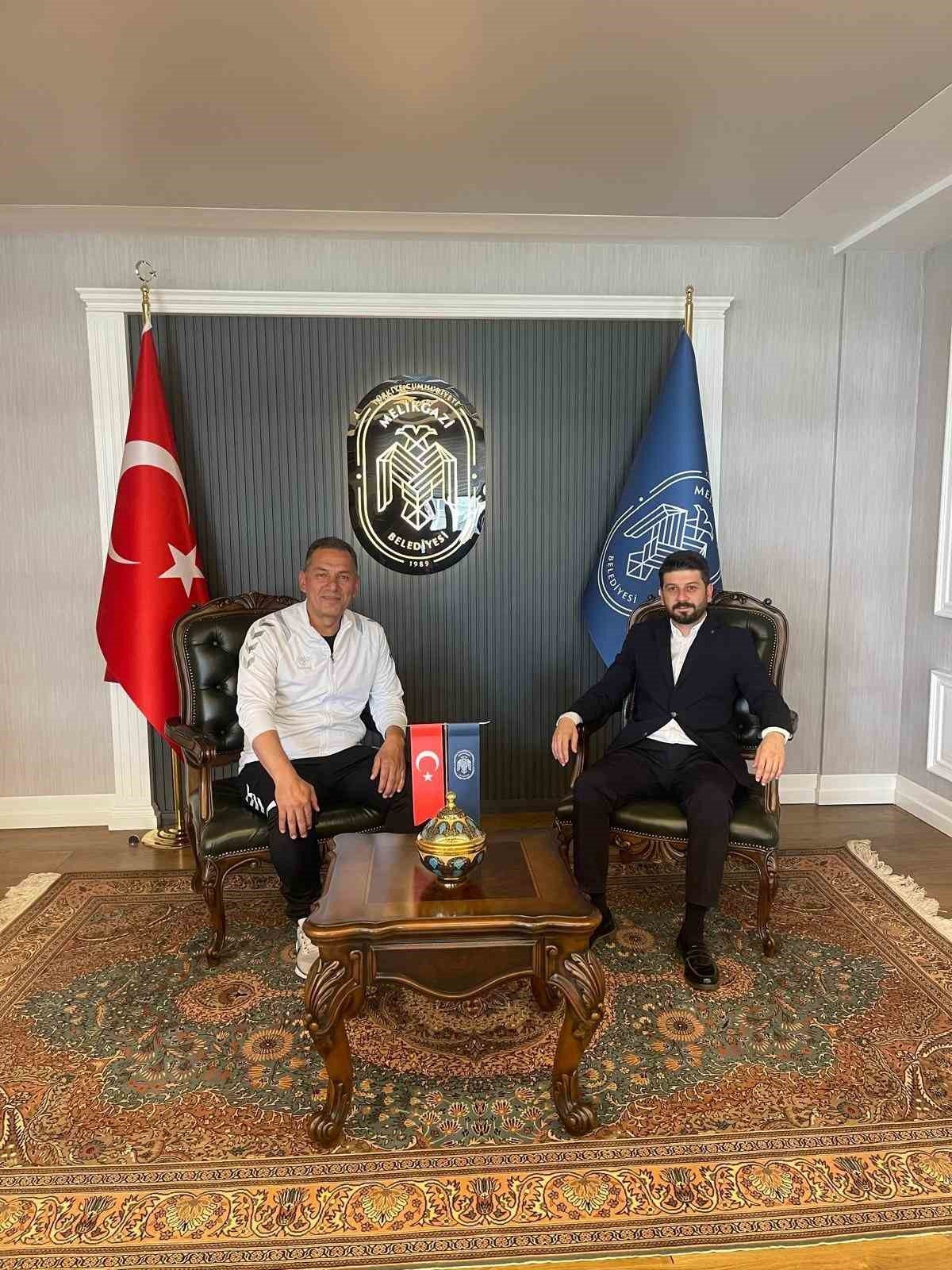 Kocasinan Şimşekspor Rasim Aykurt ile Yeniden Anlaştı
