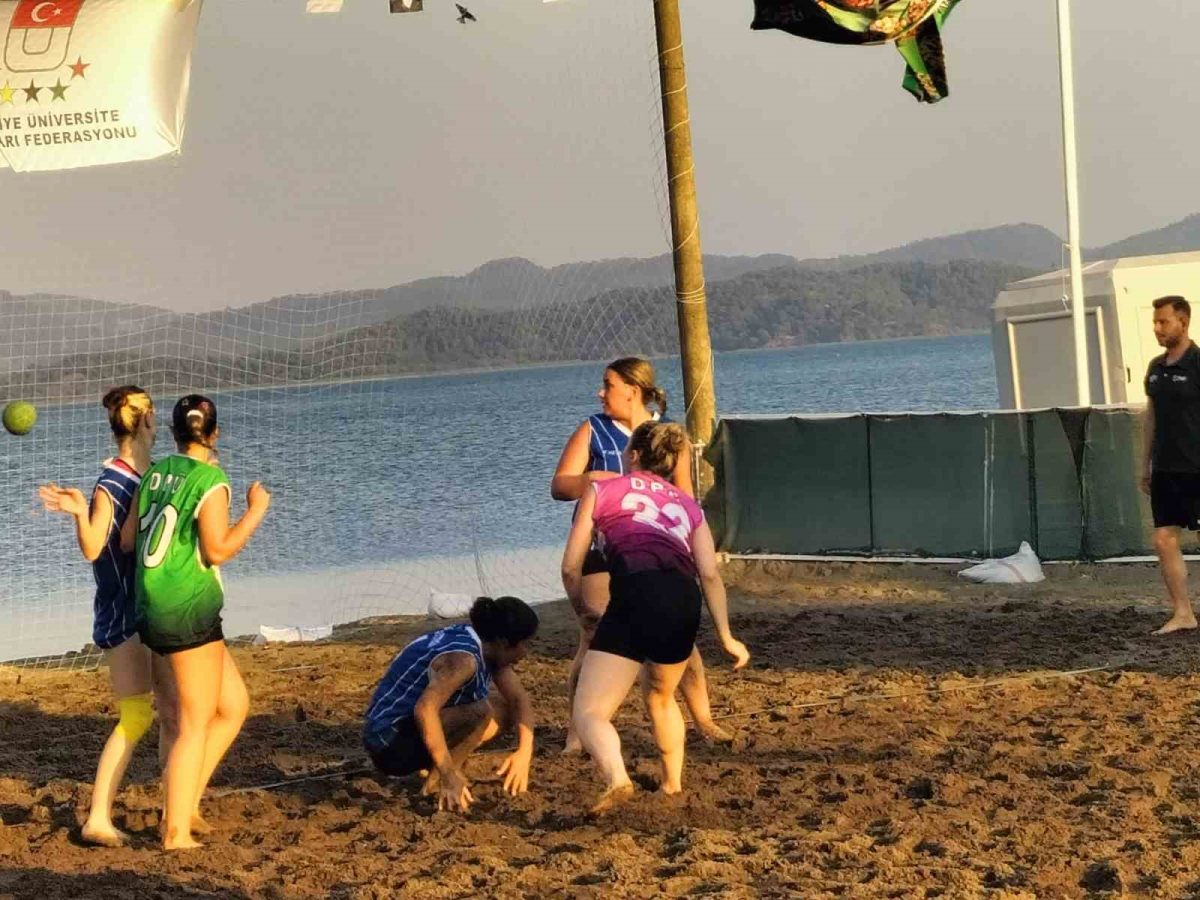 Köyceğiz'de Plaj Hentbolu Turnuvası Devam Ediyor