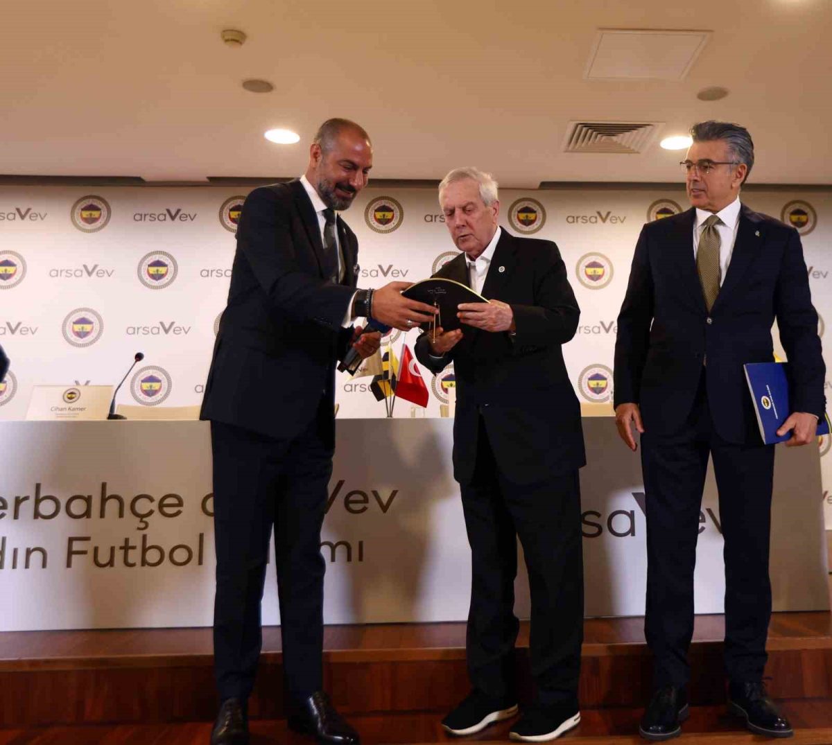 Önder Fırat: "Fenerbahçe Kadın Futbol Şubesi’ni 5 kişilik komite yönetecek" - Foto 3