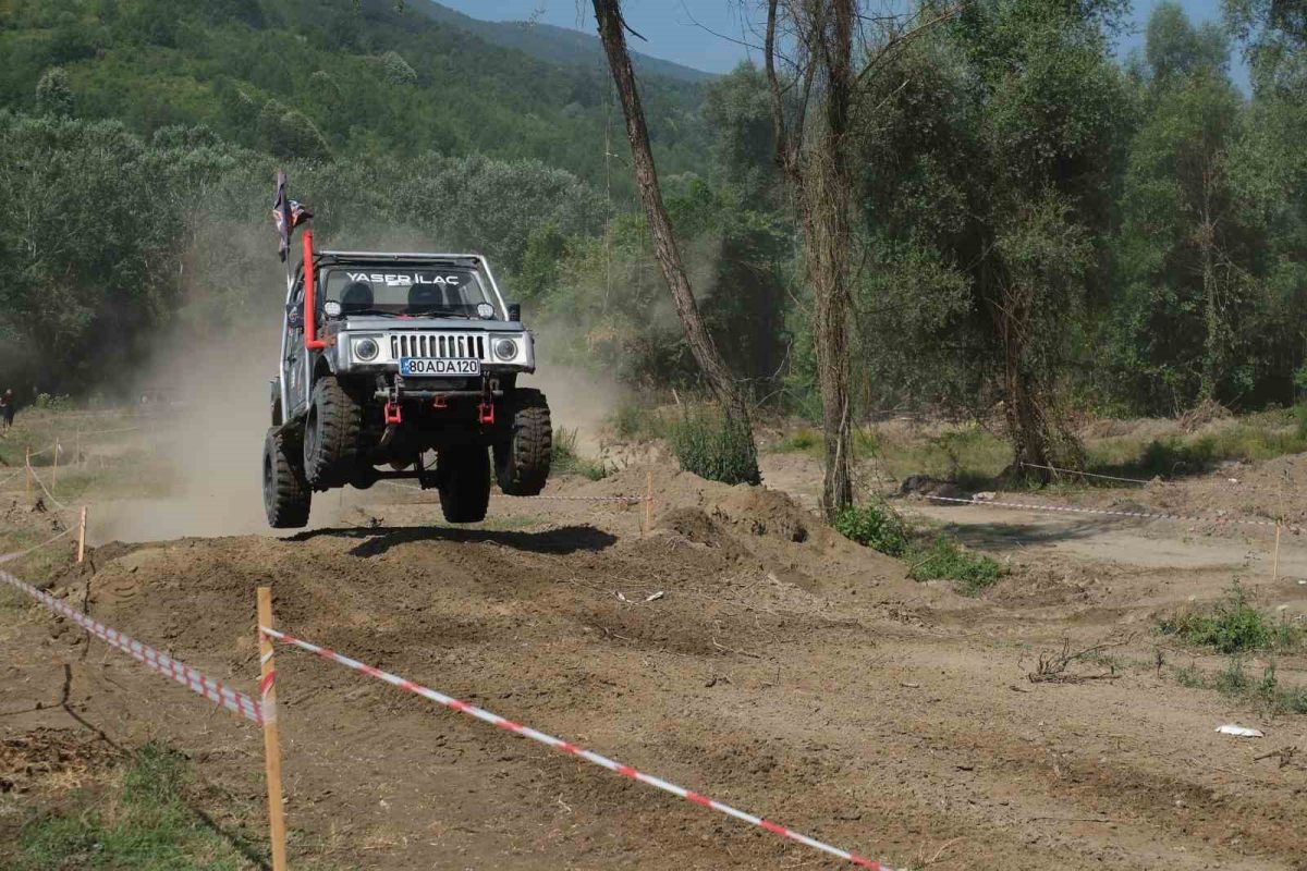 Ormanın kalbinde nefes kesen mücadele: 62 araç aynı parkurda - Foto 5