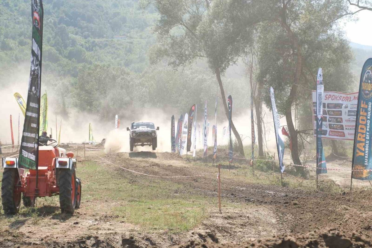 Ormanın kalbinde nefes kesen mücadele: 62 araç aynı parkurda - Foto 6