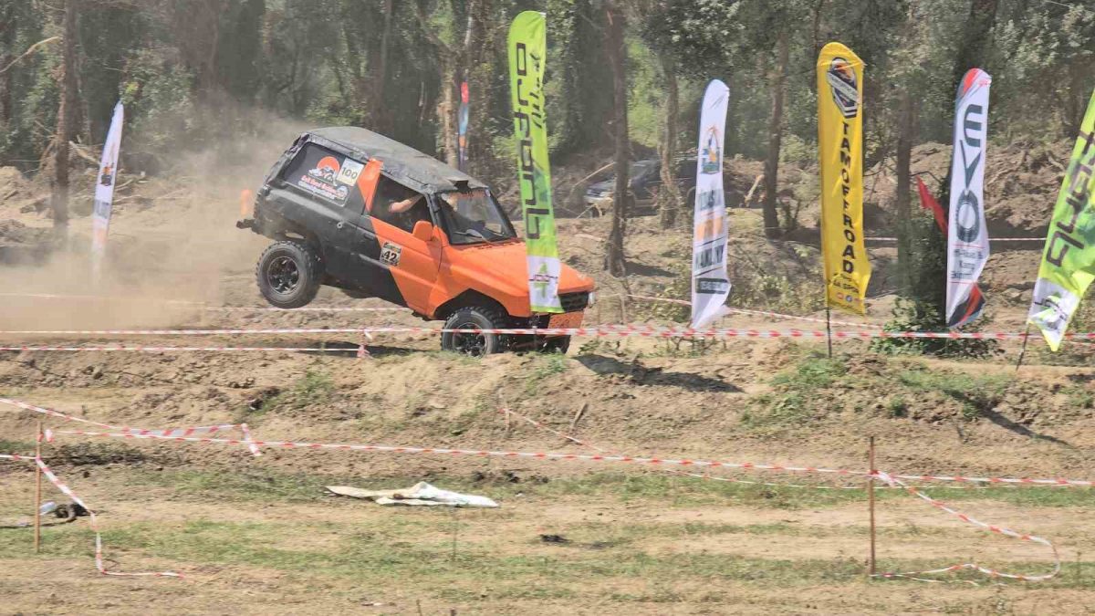 Ormanın kalbinde nefes kesen mücadele: 62 araç aynı parkurda - Foto 8