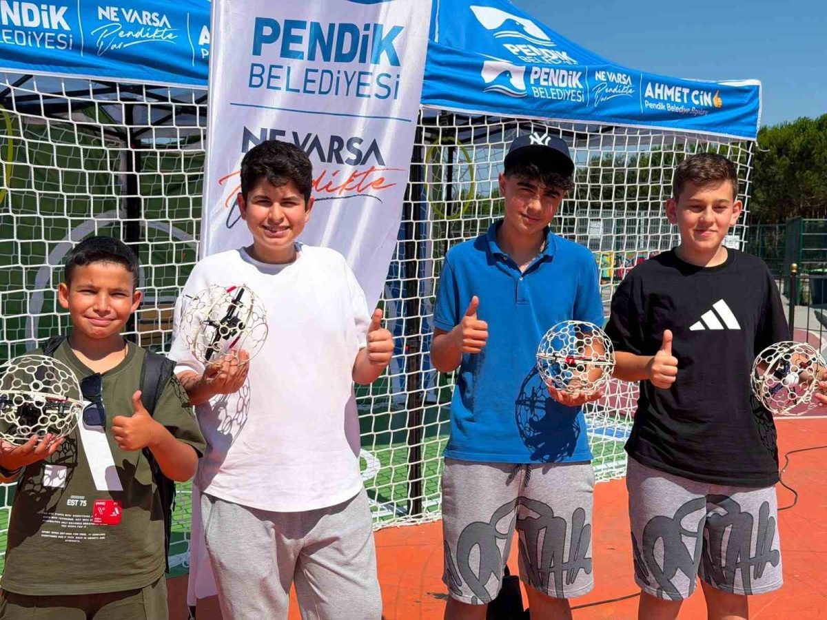 Pendik’te dronlar futbol oynadı
