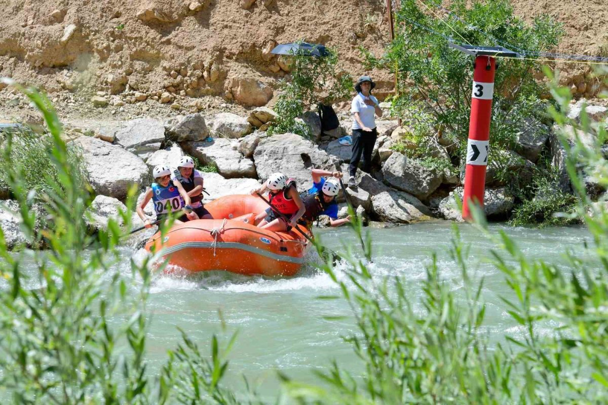 Rafting Türkiye Şampiyonası 3. ayak yarışları Çatak’ta sona erdi - Foto 2
