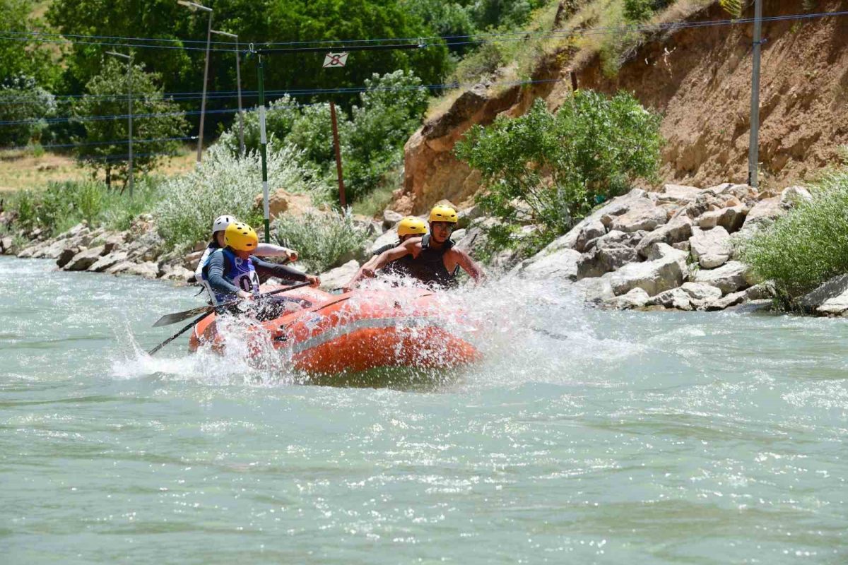 Rafting Türkiye Şampiyonası 3. ayak yarışları Çatak’ta sona erdi - Foto 7