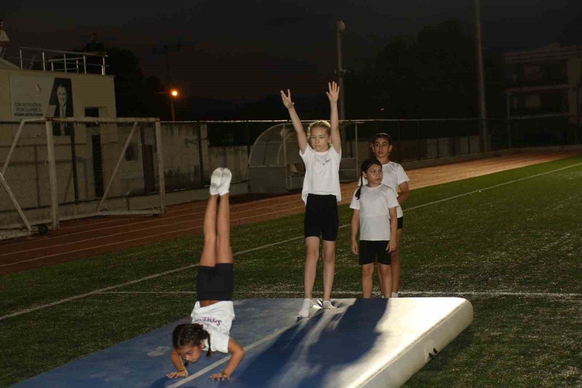 Sarıgöl’de minik cimnastikçilerden nefes kesen gösteri - Foto 2