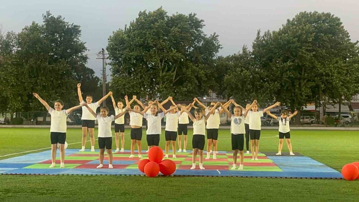 Sarıgöl’de minik cimnastikçilerden nefes kesen gösteri - Foto 3
