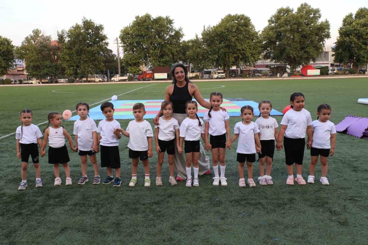 Sarıgöl’de minik cimnastikçilerden nefes kesen gösteri - Foto 4