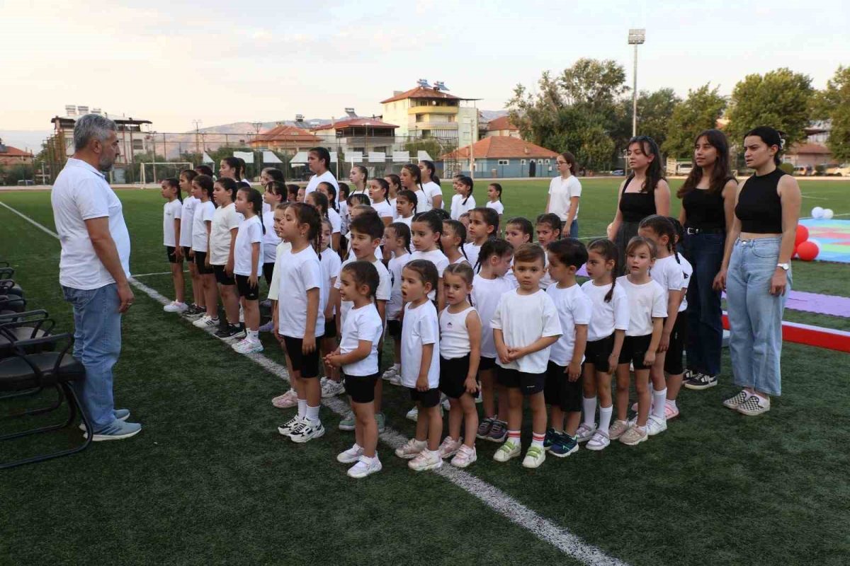 Sarıgöl’de minik cimnastikçilerden nefes kesen gösteri - Foto 6