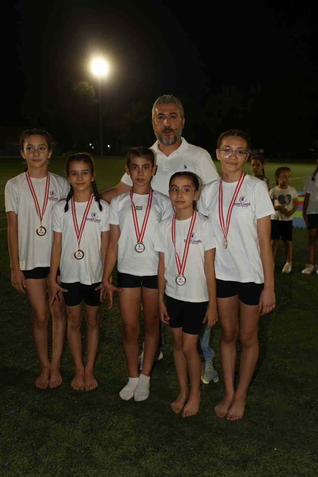 Sarıgöl’de minik cimnastikçilerden nefes kesen gösteri - Foto 7