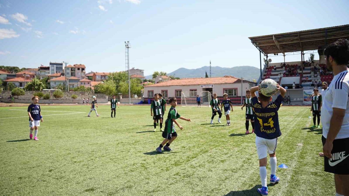Sındırgı'da Depremzede Çocuklar İçin Futbol Turnuvası - Foto 2