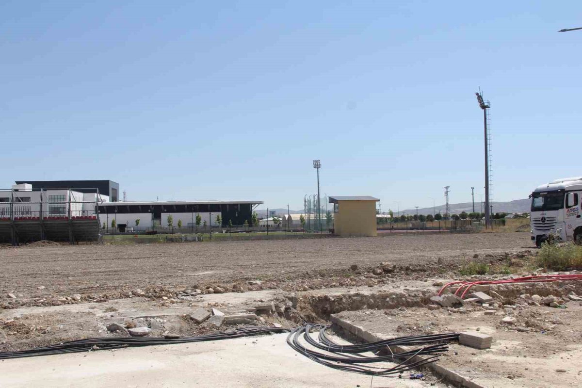 Sivas’a modern futbol sahası - Foto 3