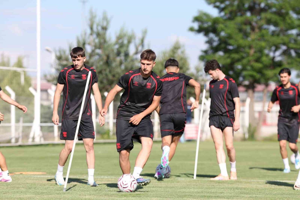 Sivasspor Yeni Sezon Hazırlıklarını Çift İdmanla Sürdürdü - Foto 6