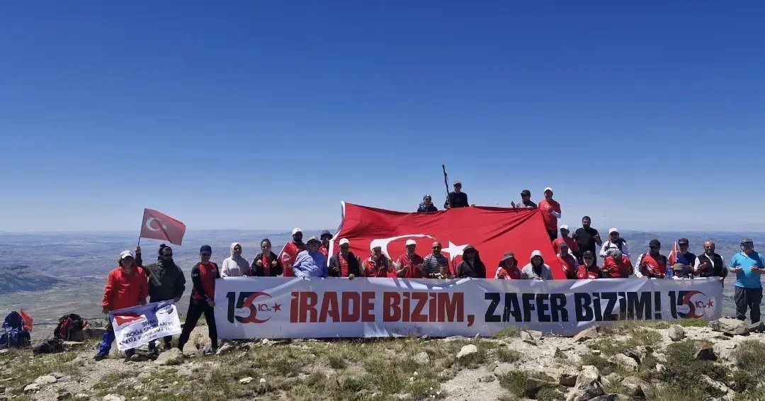 15 Temmuz için zirveye tırmandılar