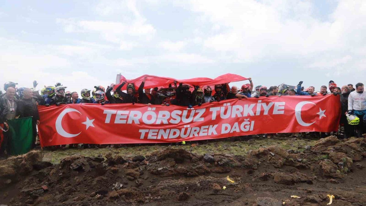 Enduro şampiyonasının finali Tendürek’te "Terörsüz Türkiye" pankartıyla başladı