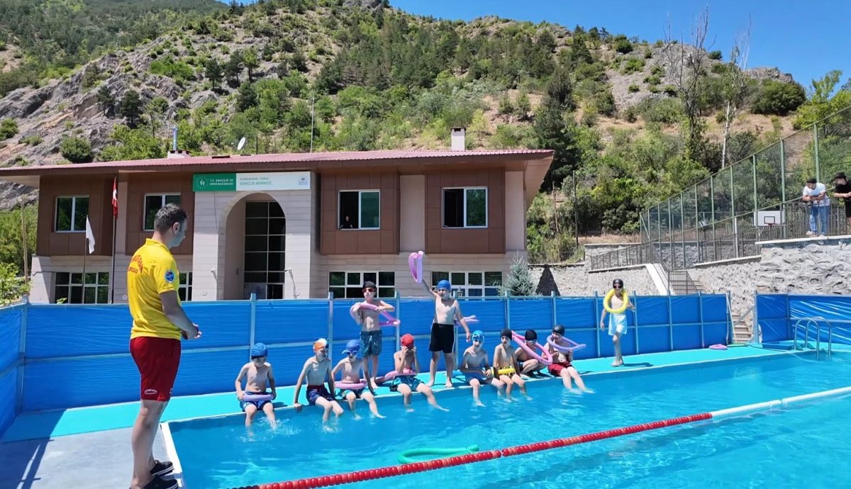 Torul ilçesinde portatif havuzda yüzme eğitimi - Foto 5