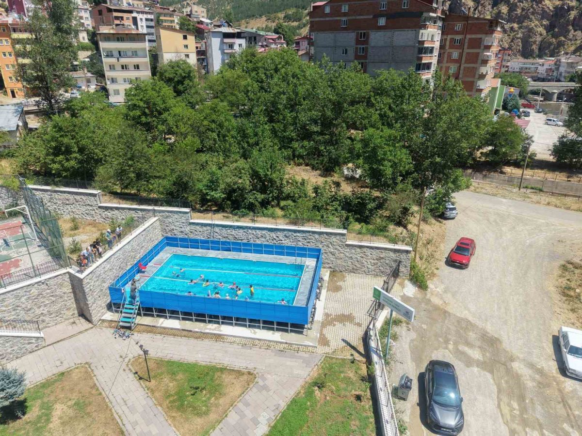Torul ilçesinde portatif havuzda yüzme eğitimi