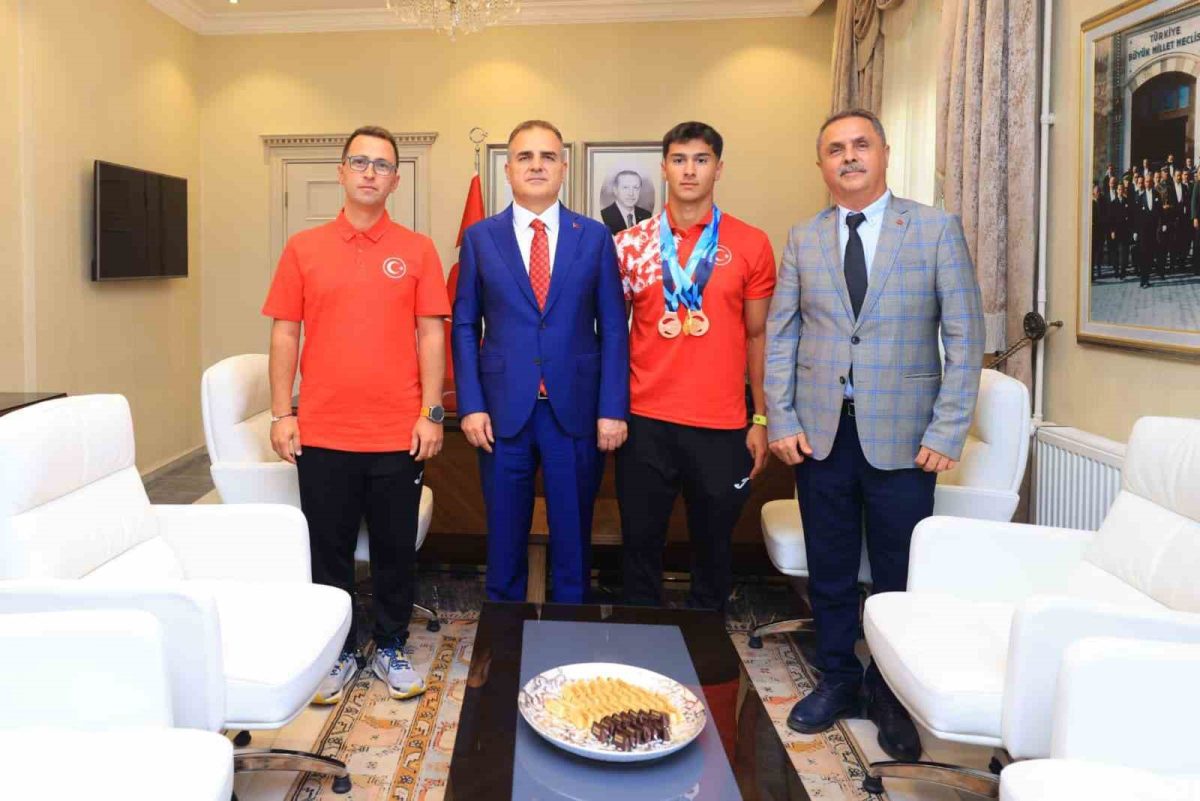 Vali Akbıyık Dünya Şampiyonu Rahmi Kaan Karahan'ı Ağırladı