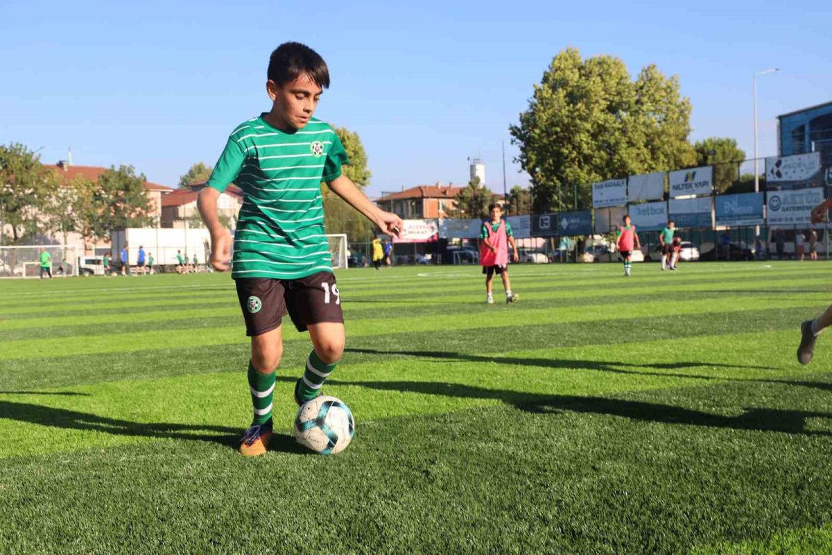 Yenilenen zeminde ilk antrenmana hevesle çıktılar - Foto 4