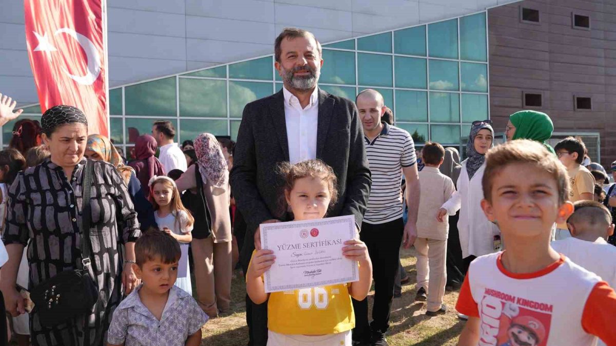 600 çocuk Gürsu’da yüzmeyi öğrendi