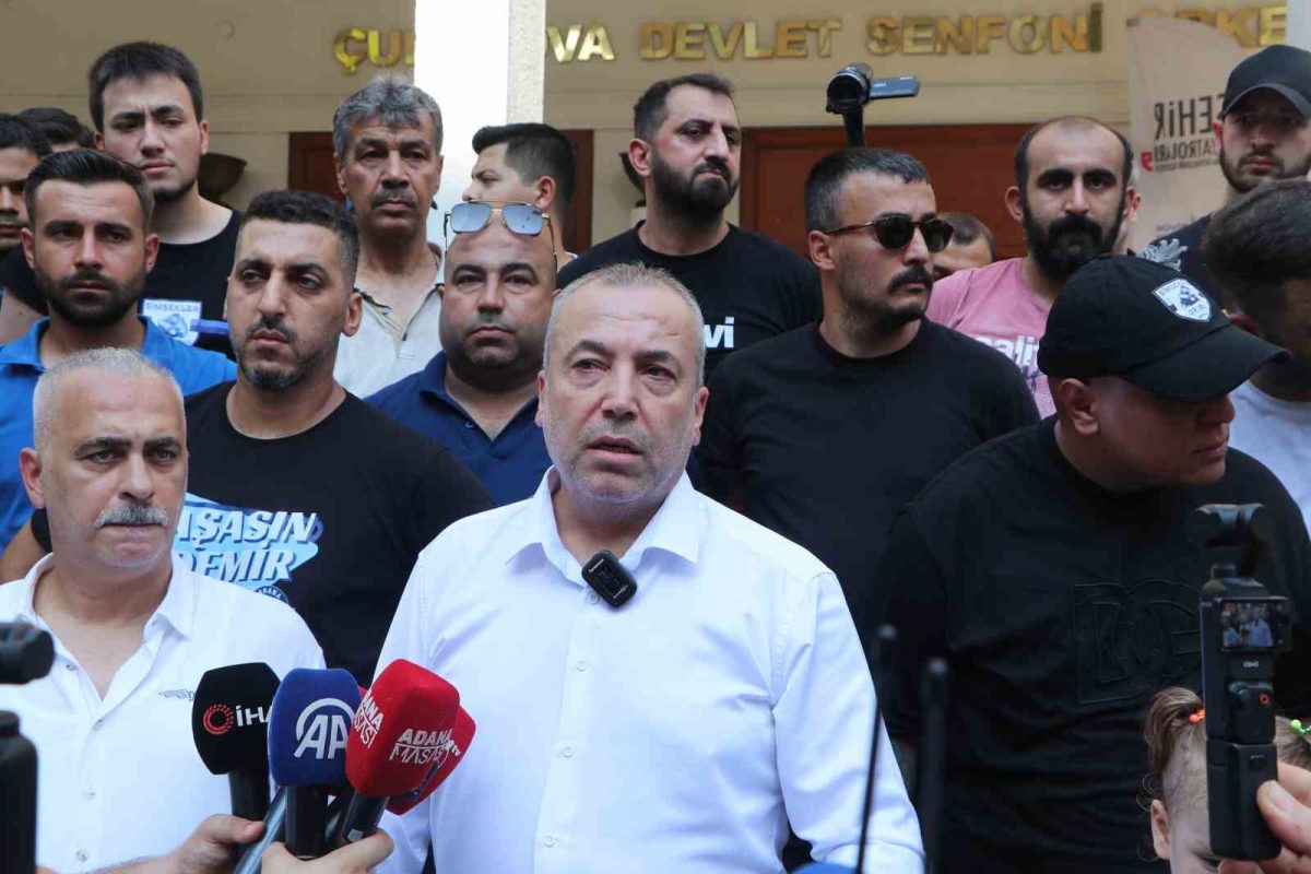 Adana Demirspor taraftarı bariyeri yıkıp belediyeye girmeye çalıştı