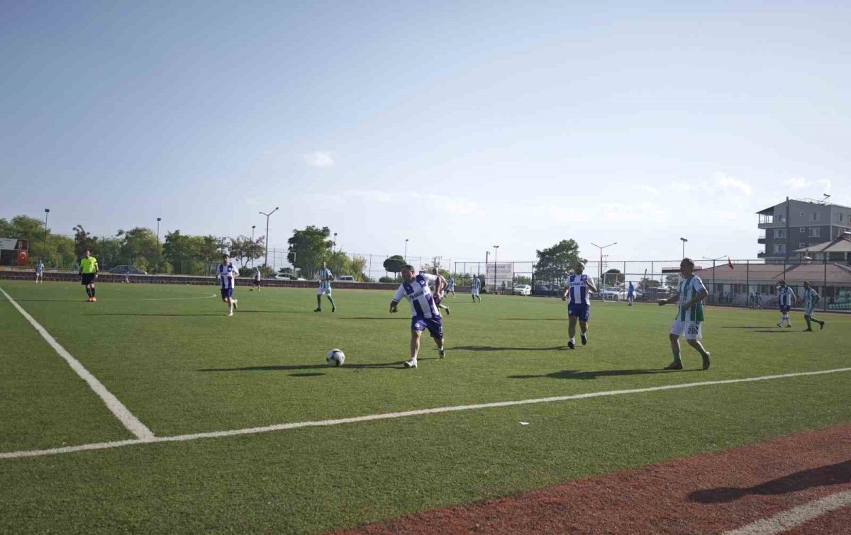 Ahlat’ta 40 yaş üstü şöhretler futbol turnuvası