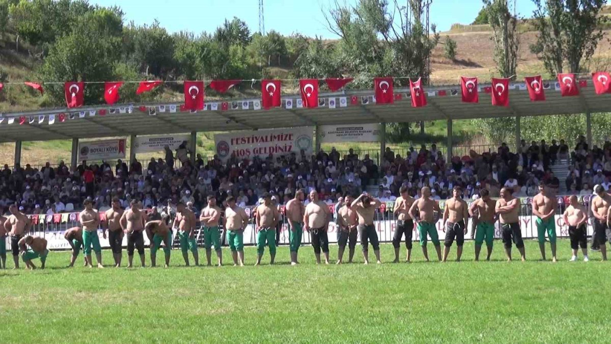 Ahmet Ayık anısına düzenlenen Karakucak Güreşleri nefes kesti - Foto 5