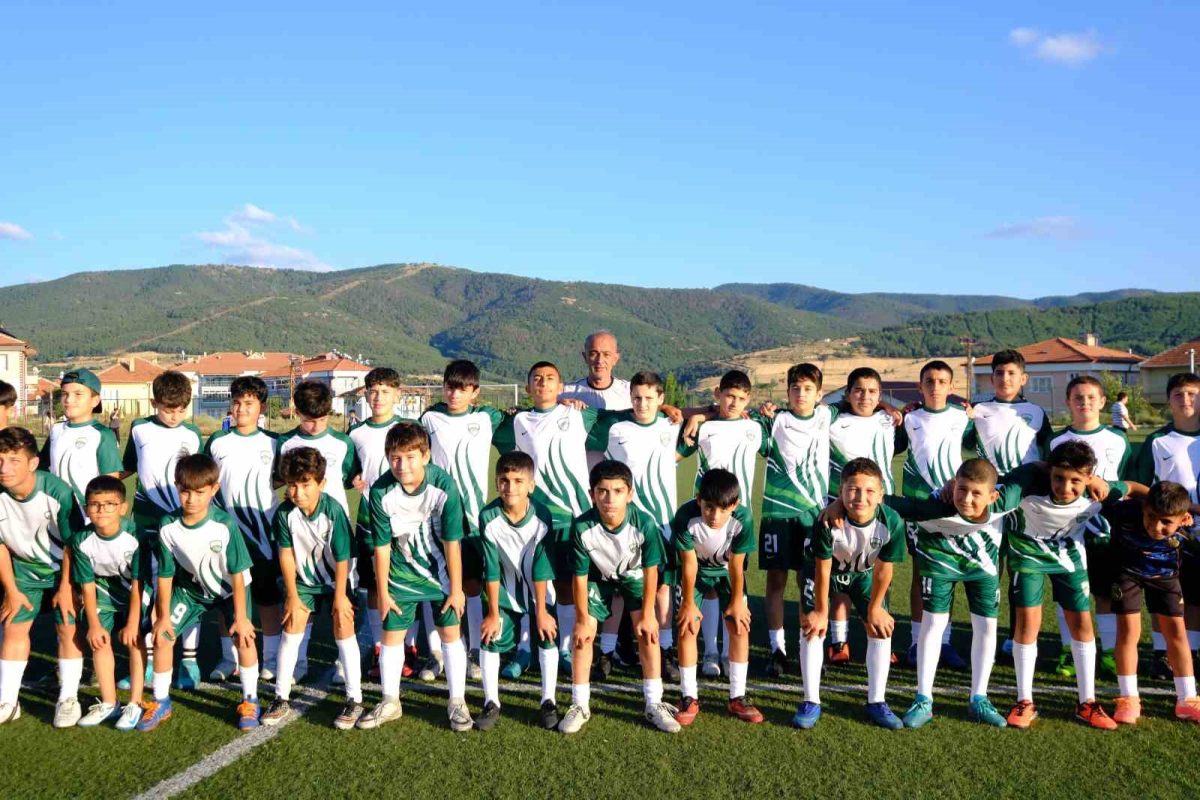 Akdağmadeni’nde Yaz Futbol Okulu’na katılan 60 gence malzeme desteği