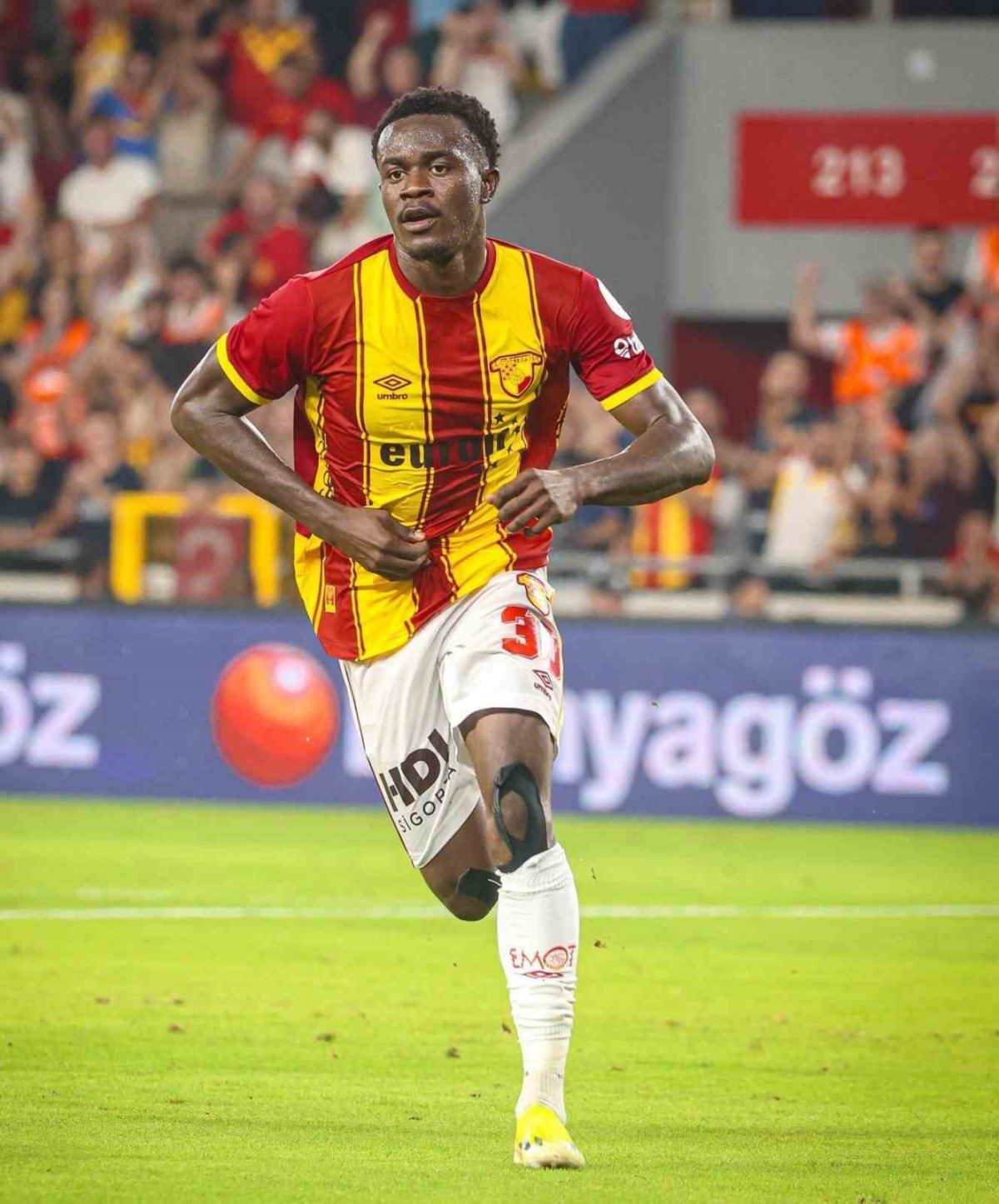 Anthony Dennis, Al-Jazira Club’a transfer oldu