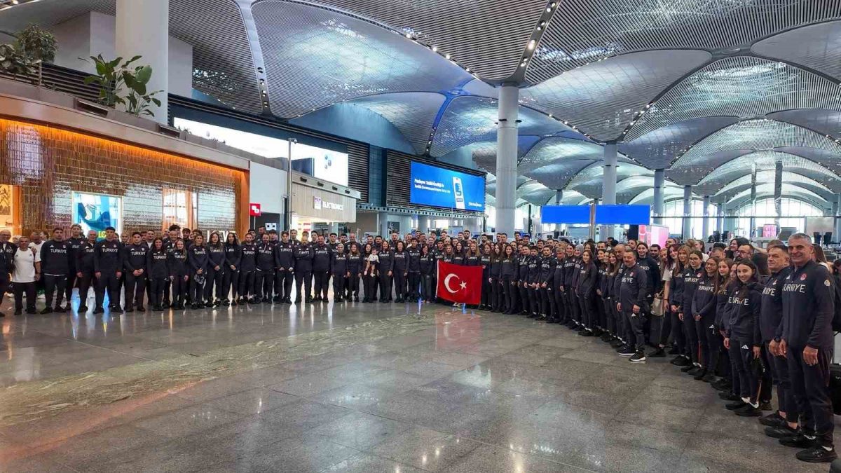Bakan Bak: "Milli sporcularımız ülkemizin tanıtımında da önemli rol üstleniyor"