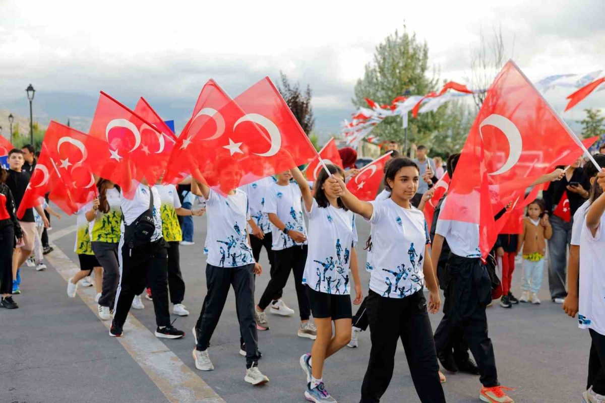 Başkan Büyükkılıç, gençlerin coşkusuna ortak oldu