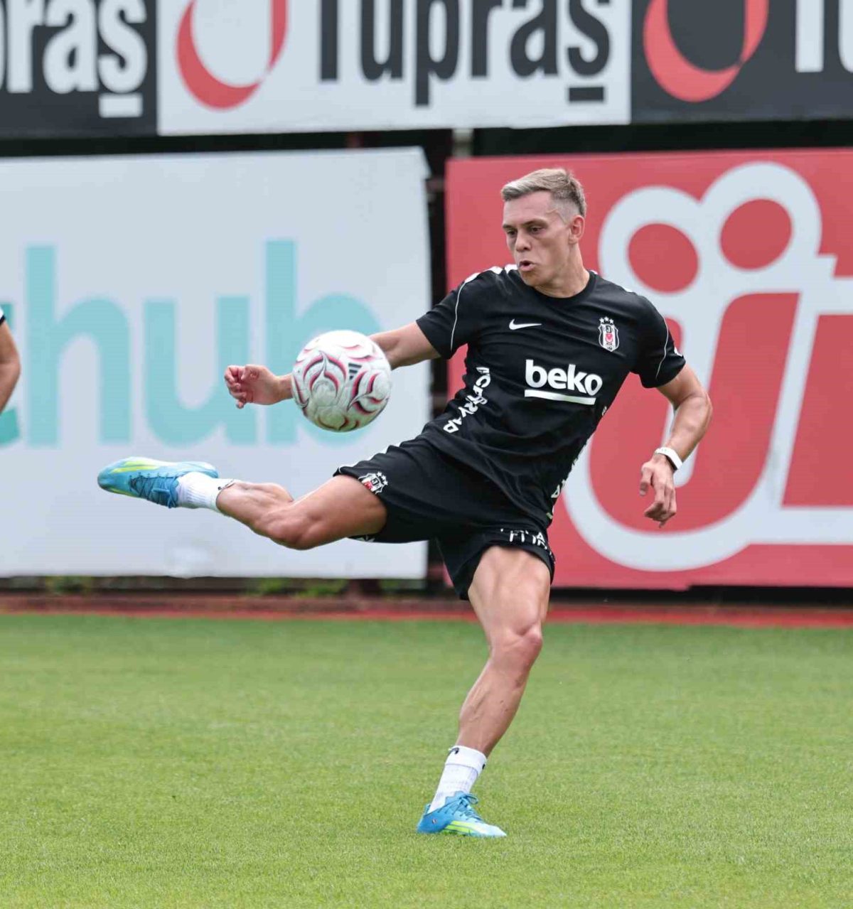Beşiktaş’ta Leandro Trossard ilk antrenmanına çıktı - Foto 2