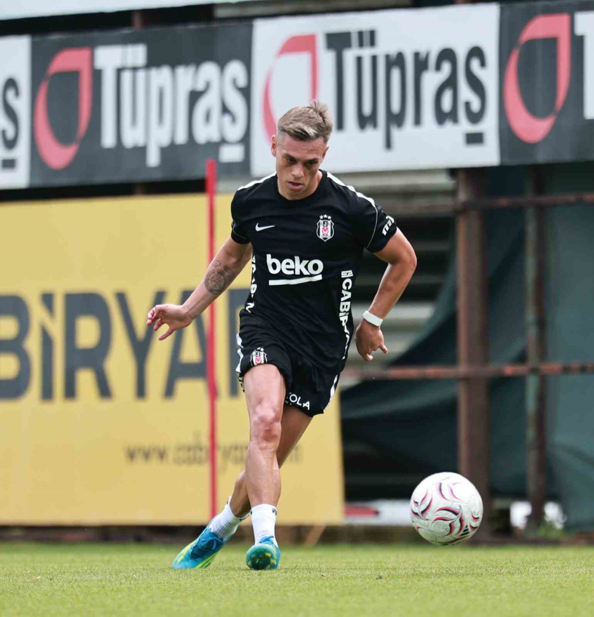 Beşiktaş’ta Leandro Trossard ilk antrenmanına çıktı - Foto 3
