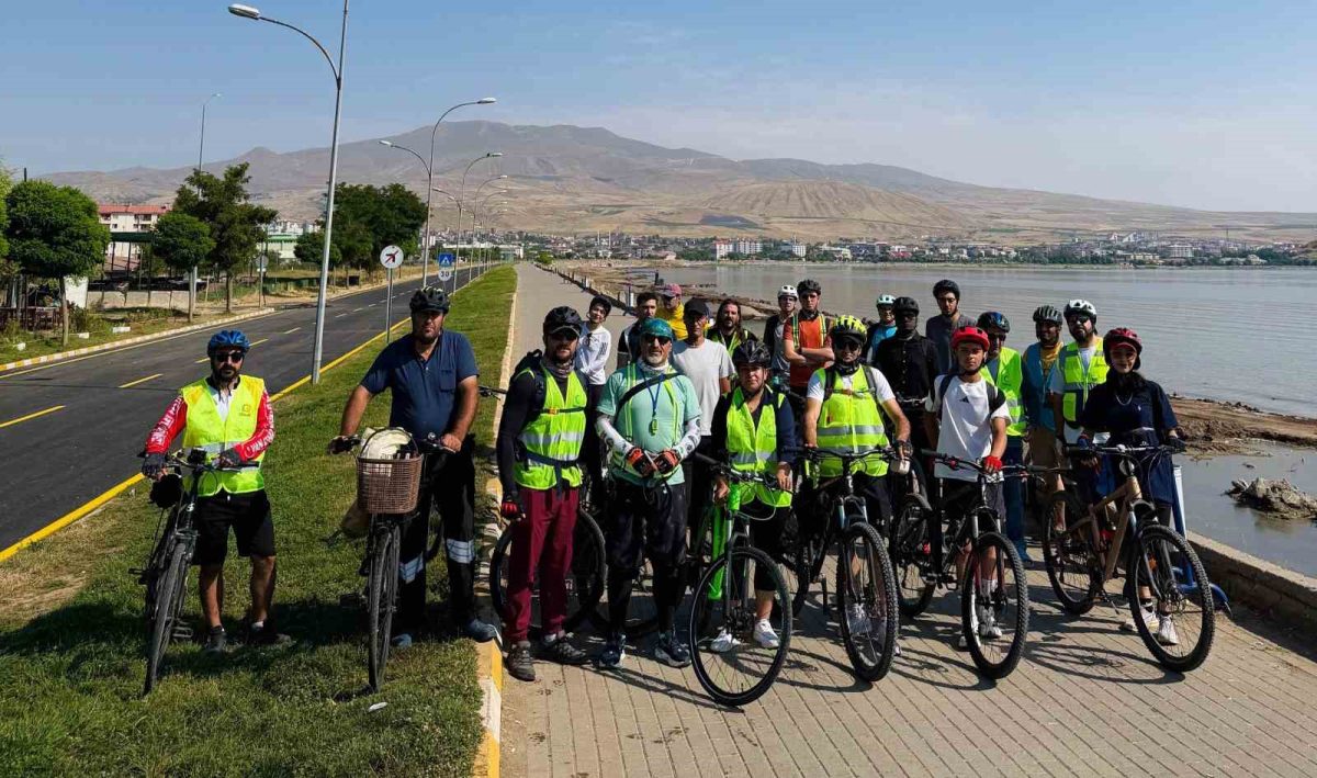 Bitlis’te 30 bisikletli 90 kilometre pedal çevirip Ahlat’ın tarihi mirasını ziyaret etti