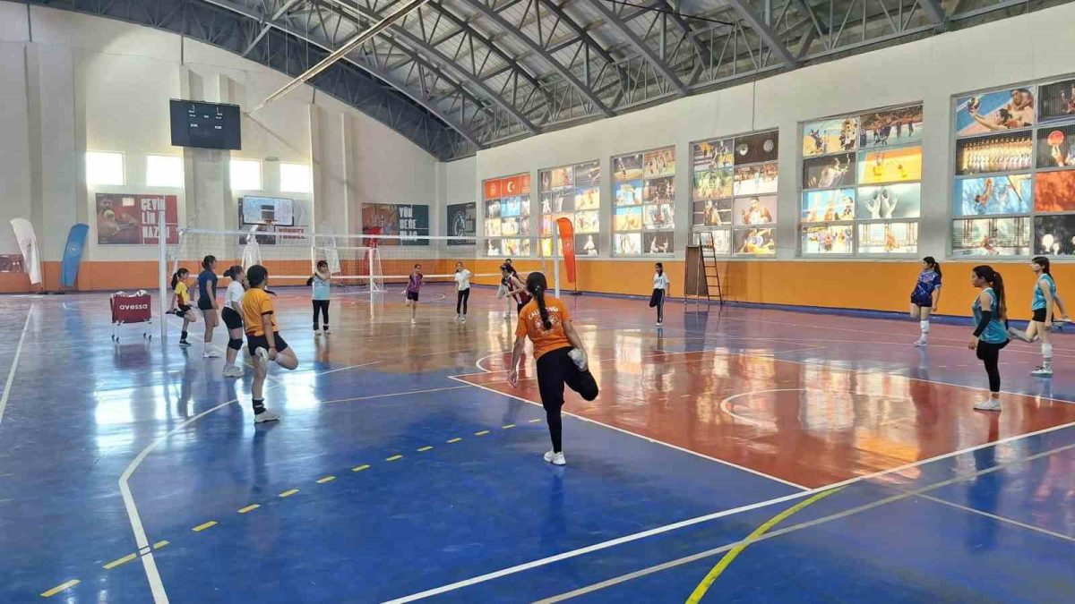 Bulanık’ta voleybol antrenmanları yoğun katılımla devam ediyor
