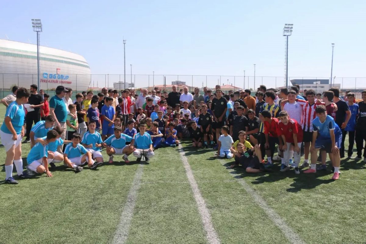 Camiler arası futbol turnuvasında ilk düdük çaldı - Foto 2
