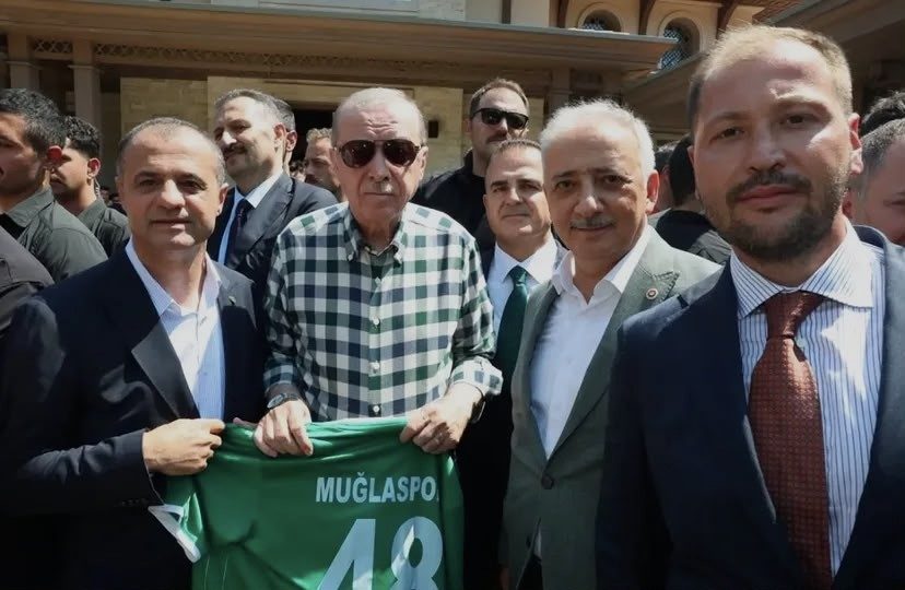 Cumhurbaşkanı Erdoğan’a Muğlaspor forması takdim edildi