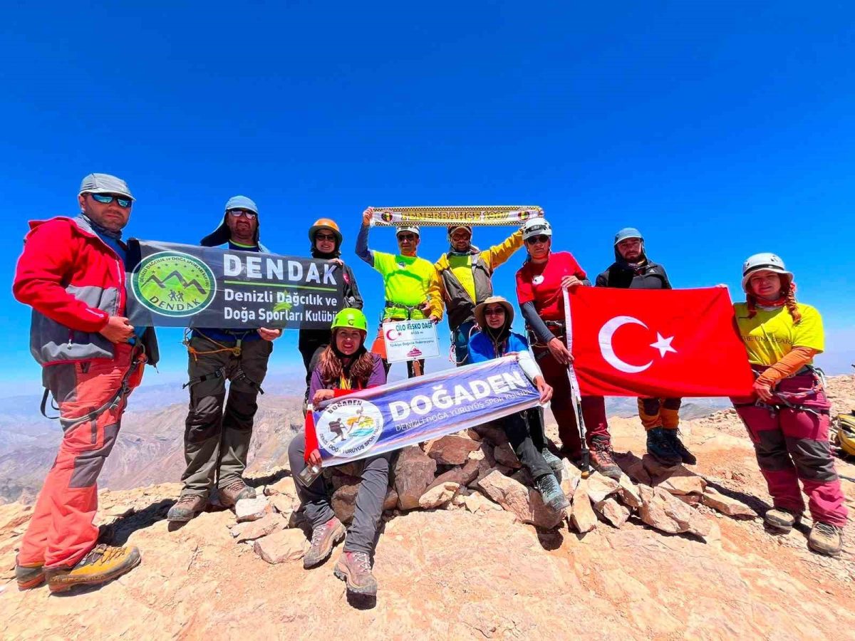 Denizlili dağcılar Hakkâri’de zirve yaptı
