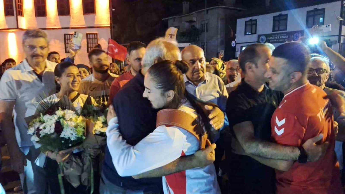 Dünya şampiyonu olan genç güreşçi Özdenur’a yaşadığı ilçede coşkulu karşılama - Foto 2