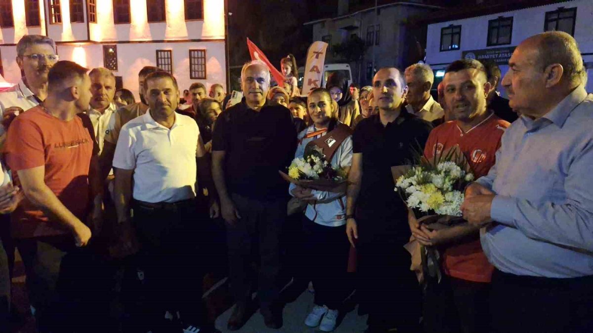 Dünya şampiyonu olan genç güreşçi Özdenur’a yaşadığı ilçede coşkulu karşılama - Foto 3