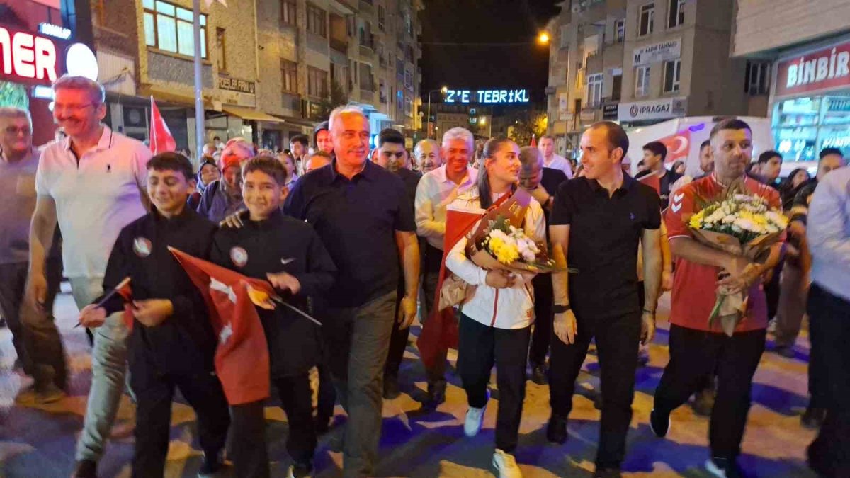 Dünya şampiyonu olan genç güreşçi Özdenur’a yaşadığı ilçede coşkulu karşılama - Foto 4