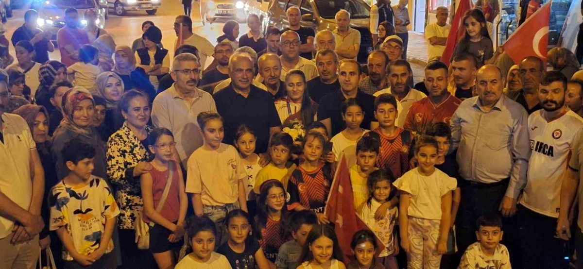 Dünya şampiyonu olan genç güreşçi Özdenur’a yaşadığı ilçede coşkulu karşılama - Foto 5