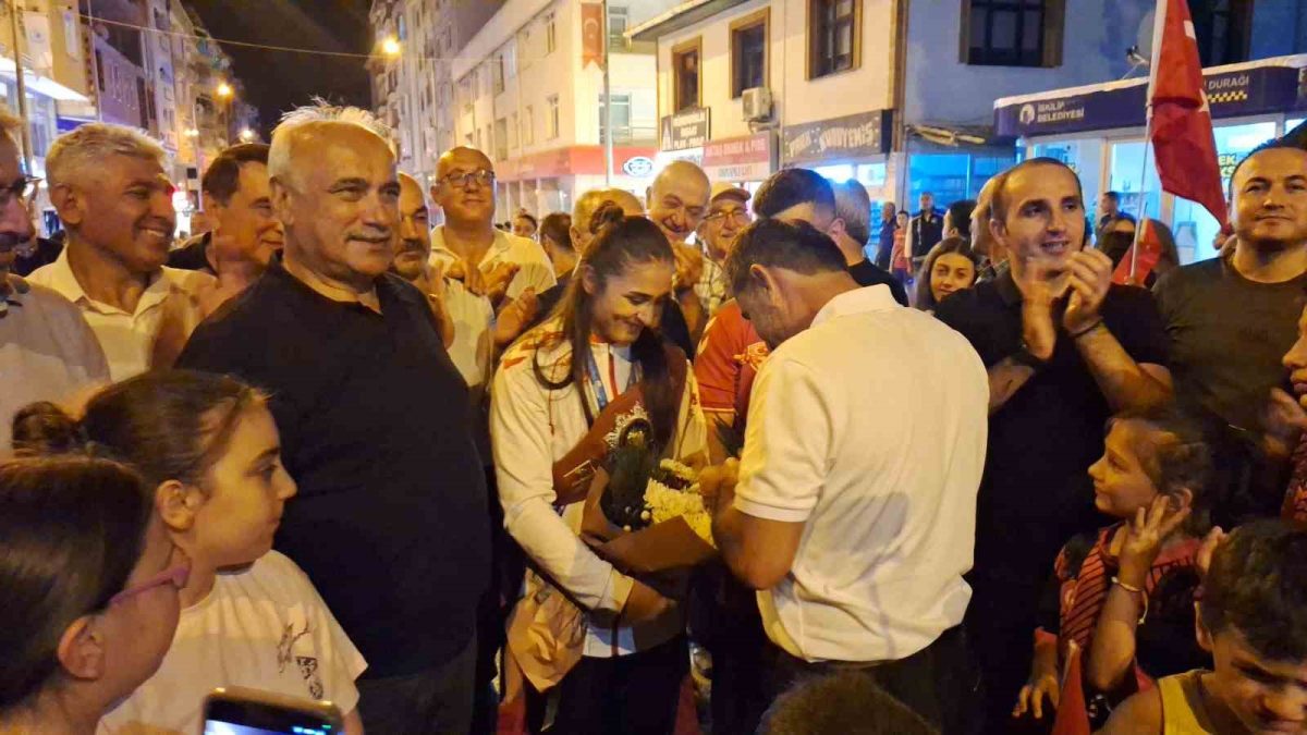 Dünya şampiyonu olan genç güreşçi Özdenur’a yaşadığı ilçede coşkulu karşılama - Foto 6