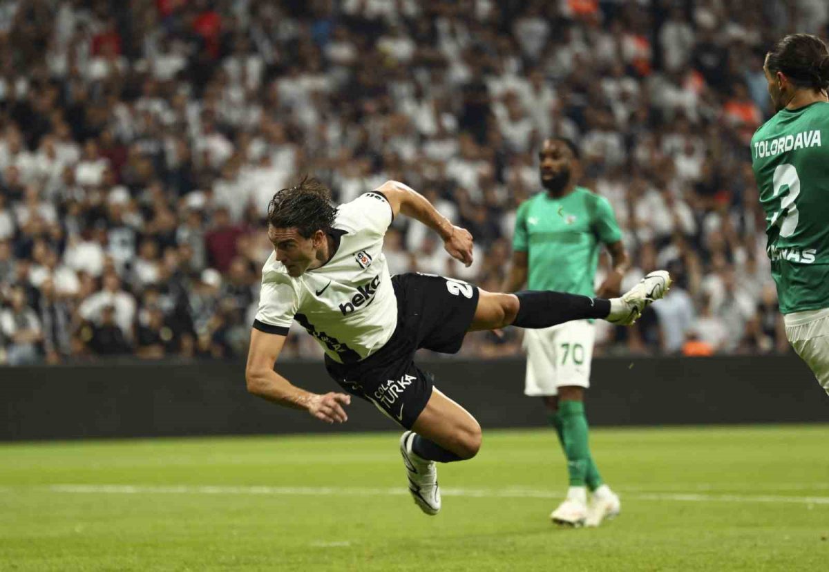 Dusan Vlahovic ilk kez Beşiktaş formasını giydi - Foto 3