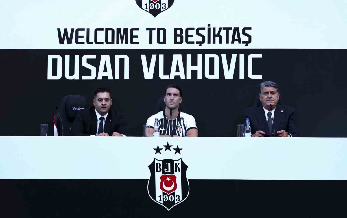 Dusan Vlahovic, yaklaşık 20 bin taraftarın önünde imzayı attı