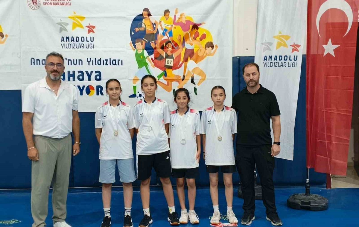 Elazığlı badmintoncular Türkiye finallerinde - Foto 2