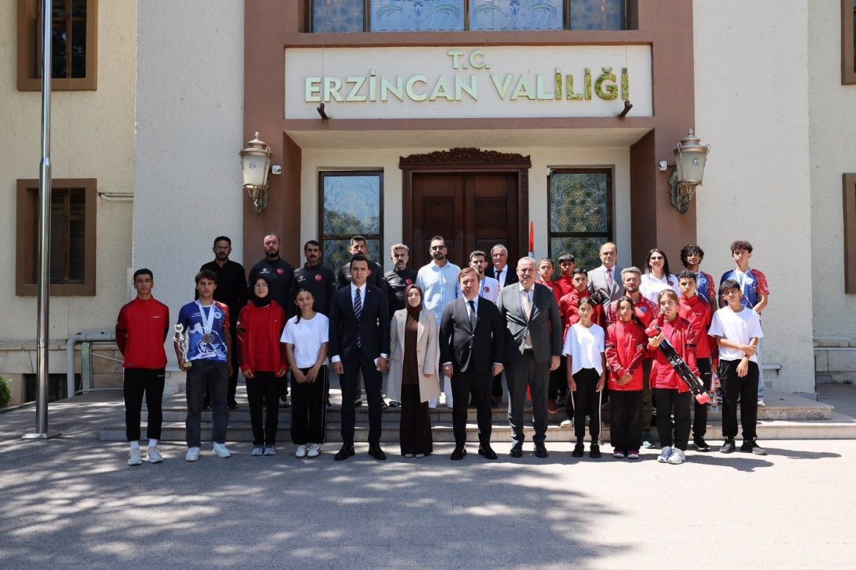Erzincanlı sporcuların başarıları Vali Aydoğdu tarafından ödüllendirildi