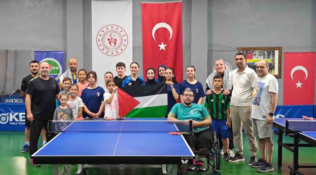 Filistin Masa Tenisi Milli Takımı Sakaryalı sporcularla bir araya geldi