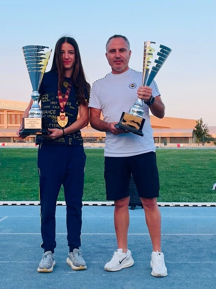 Genç atlet Zülal Gültepe’den Türk atletizm tarihine geçen derece